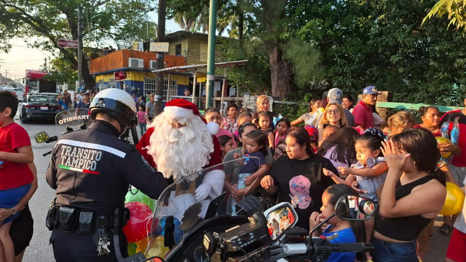 Santa en moto en Tampico